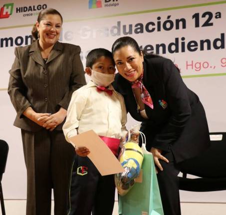 Titular del DIF Hidalgo asiste a la Ceremonia de graduación del programa “Sigamos aprendiendo en el hospital3